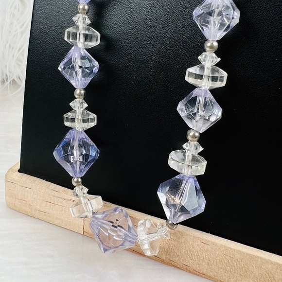 Vintage light weight purple clear beaded necklace - Picture 7 of 8